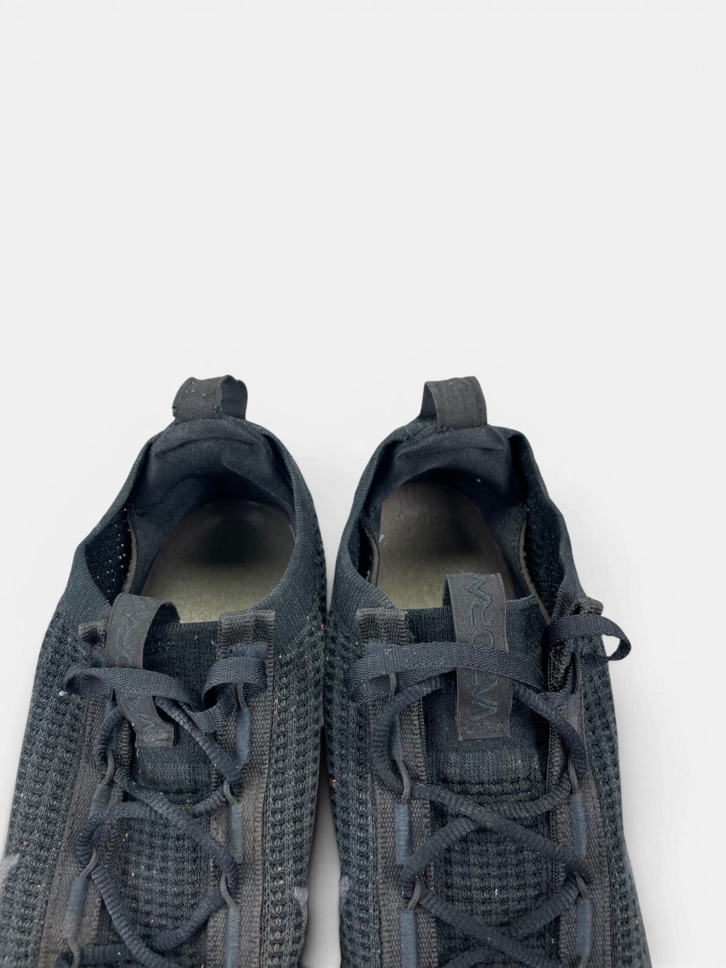 Nike Air VaporMax 2021 FK “Triple Black” Triple Black — buty sportowe męskie w bardzo dobrym stanie rozmiar 42, zapiętki butów