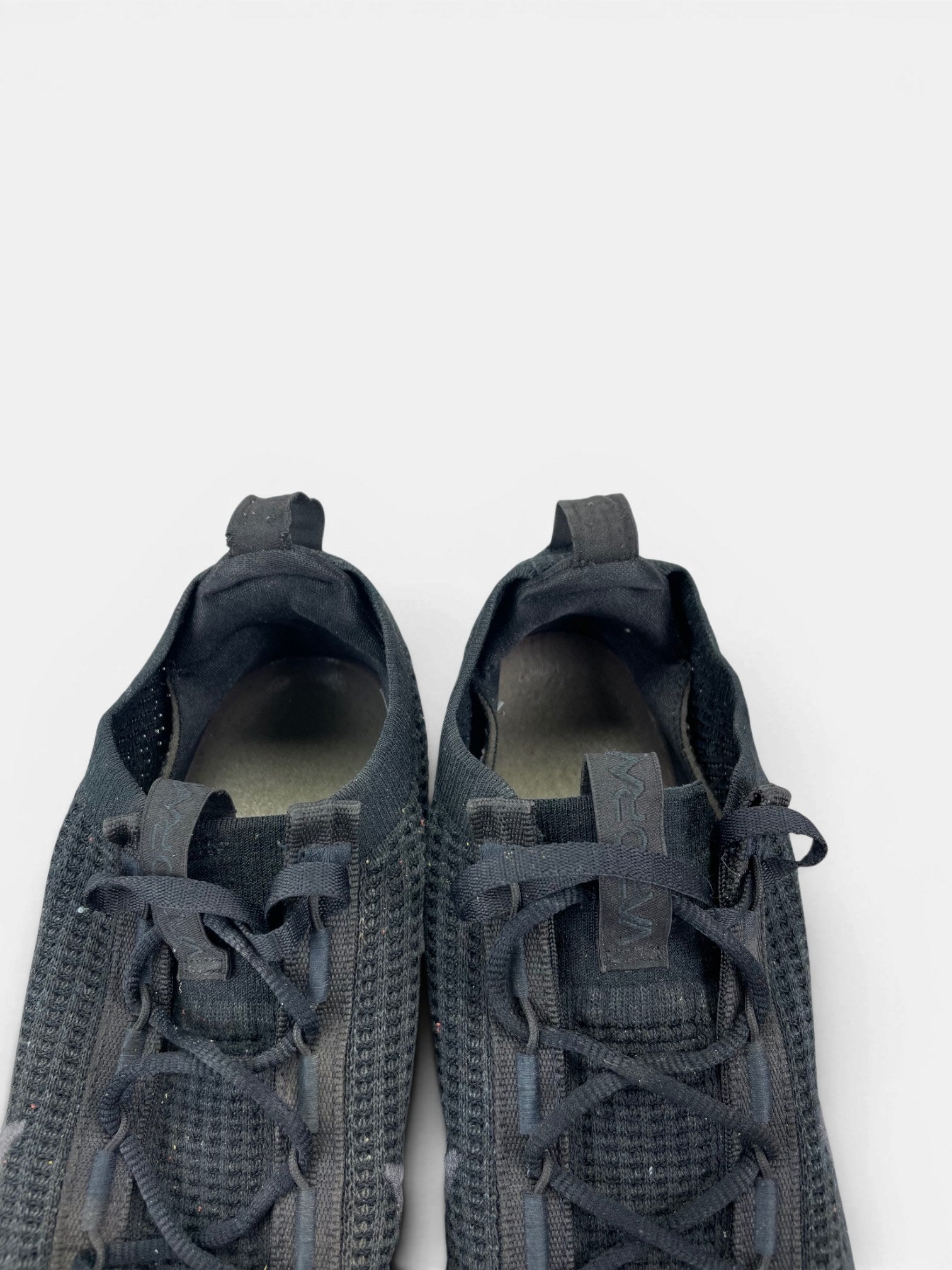 Nike Air VaporMax 2021 FK “Triple Black” Triple Black — buty sportowe męskie w bardzo dobrym stanie rozmiar 42, zapiętki butów