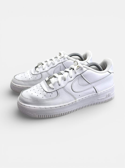 Nike Air Force 1 Low Triple White — buty sportowe damskie w bardzo dobrym stanie rozmiar 39, widok z boku