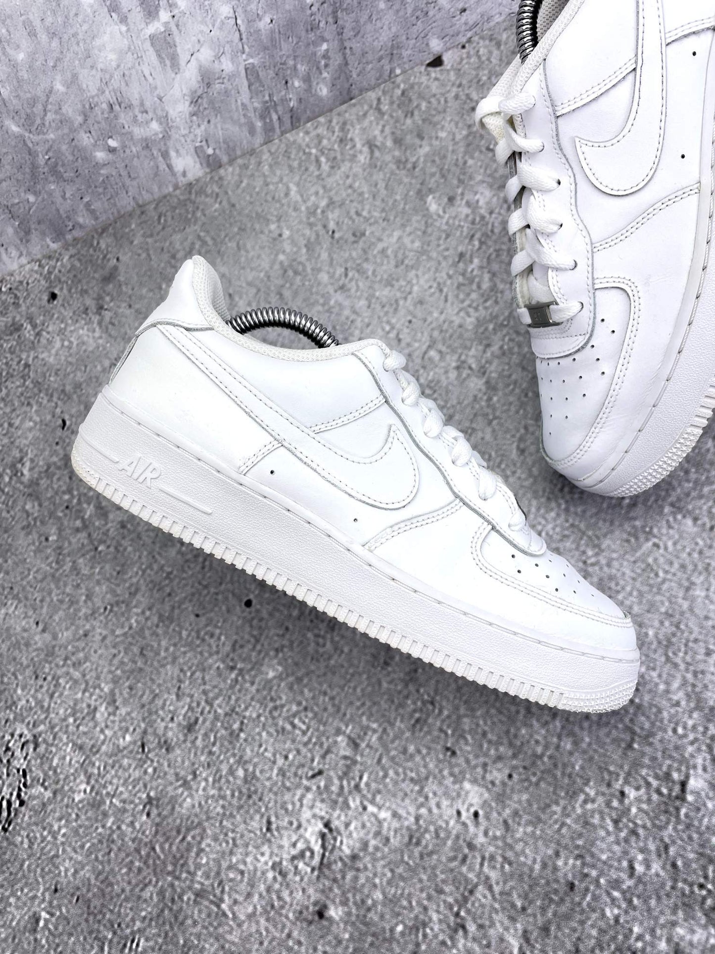 Nike Air Force 1 Low Triple White — buty sportowe damskie w bardzo dobrym stanie rozmiar 39, zewnętrzny panel prawego buta