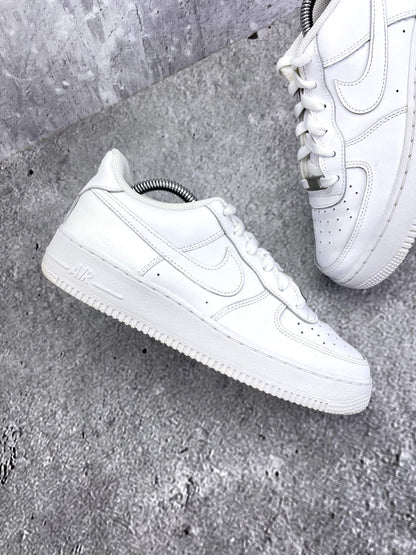 Nike Air Force 1 Low Triple White — buty sportowe damskie w bardzo dobrym stanie rozmiar 39, zewnętrzny panel prawego buta