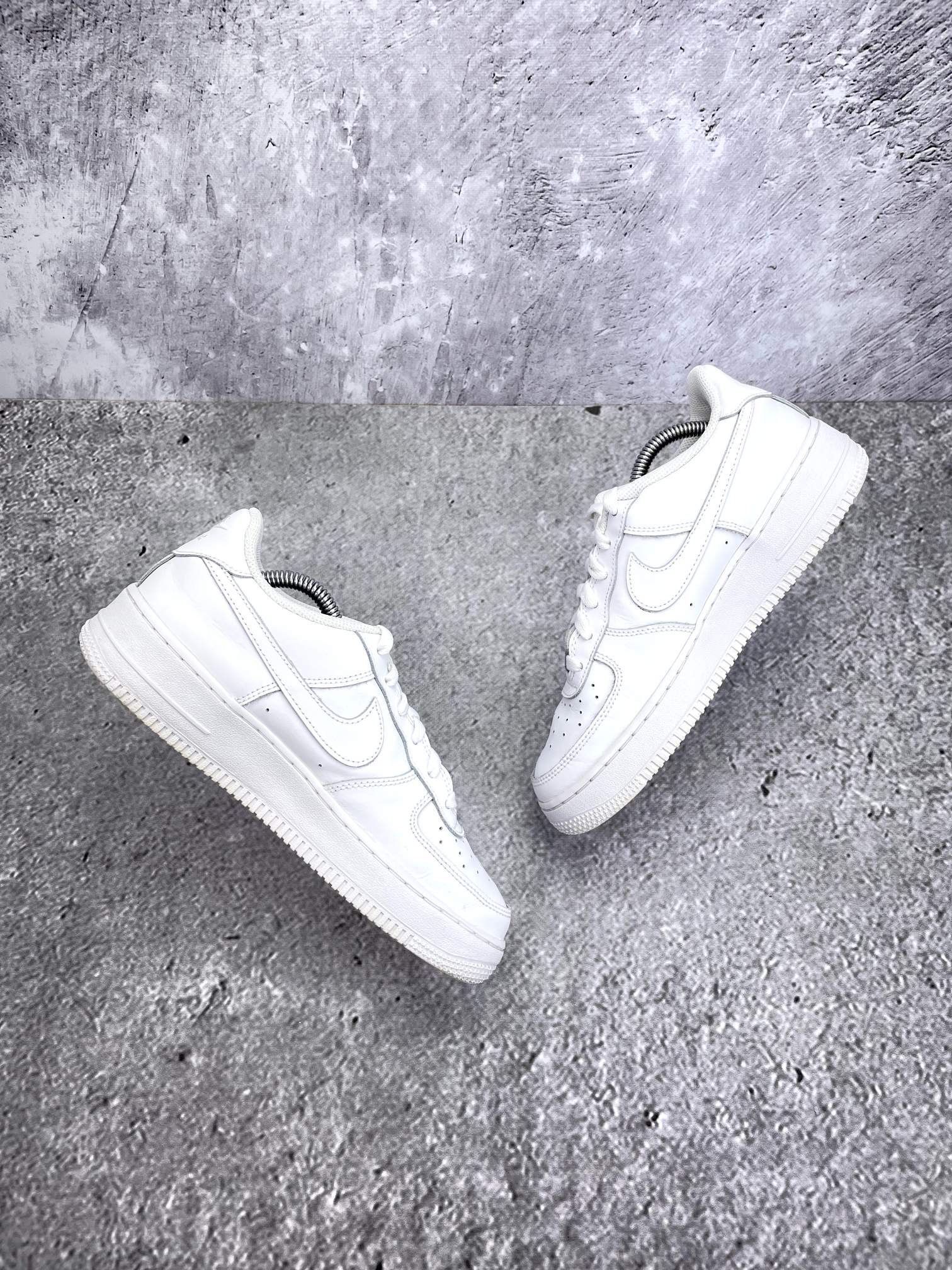 Nike Air Force 1 Low Triple White — buty sportowe damskie w bardzo dobrym stanie rozmiar 39, widok z góry na wewnętrzną stronę butów