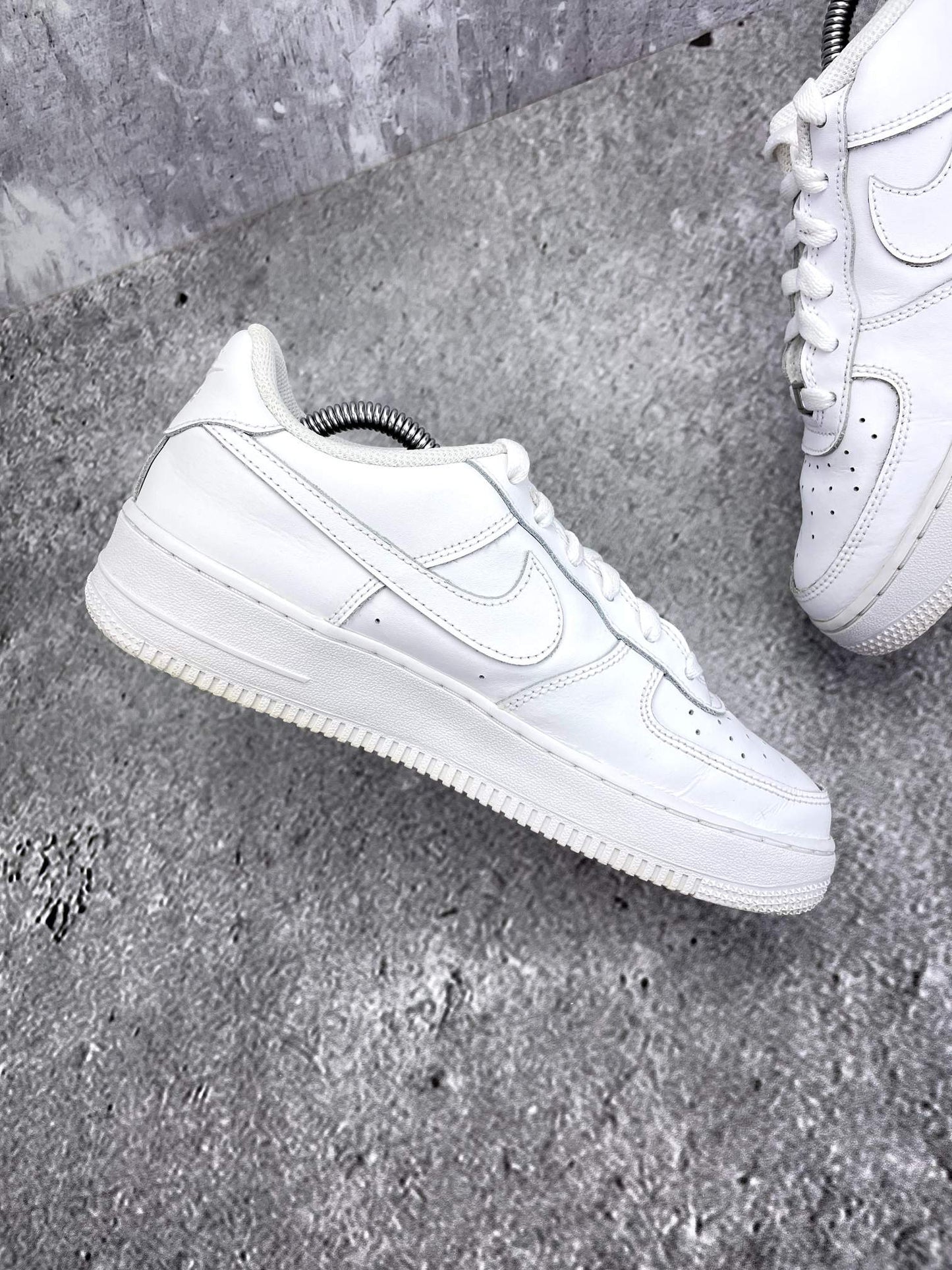 Nike Air Force 1 Low Triple White — buty sportowe damskie w bardzo dobrym stanie rozmiar 39, wewnętrzny panel lewego buta