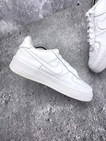 Nike Air Force 1 Low Triple White — buty sportowe damskie w bardzo dobrym stanie rozmiar 39, wewnętrzny panel lewego buta