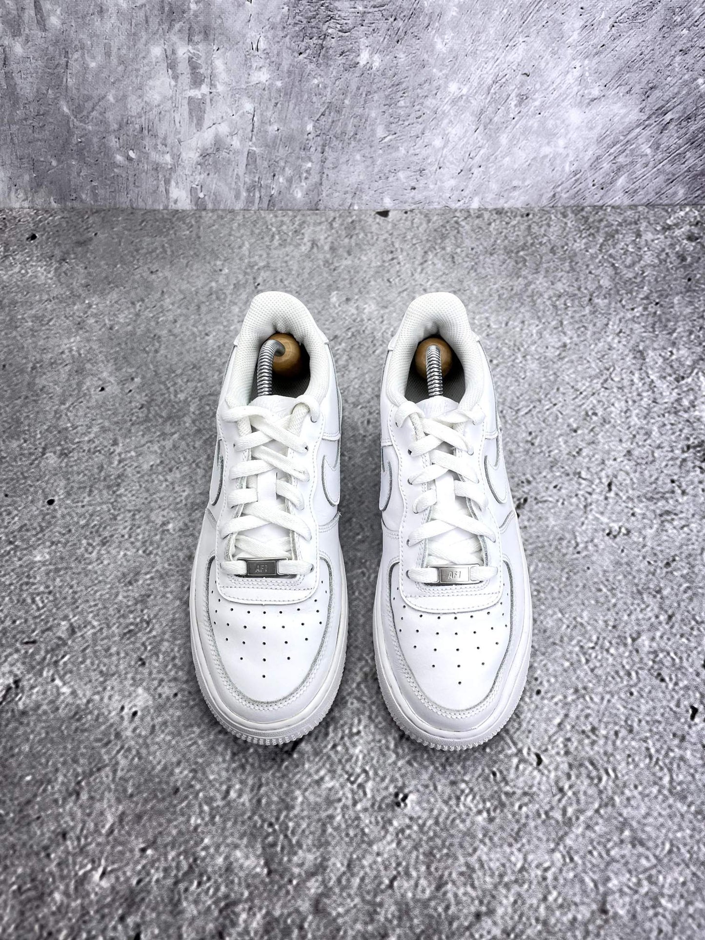 Nike Air Force 1 Low Triple White — buty sportowe damskie w bardzo dobrym stanie rozmiar 39, widok z góry