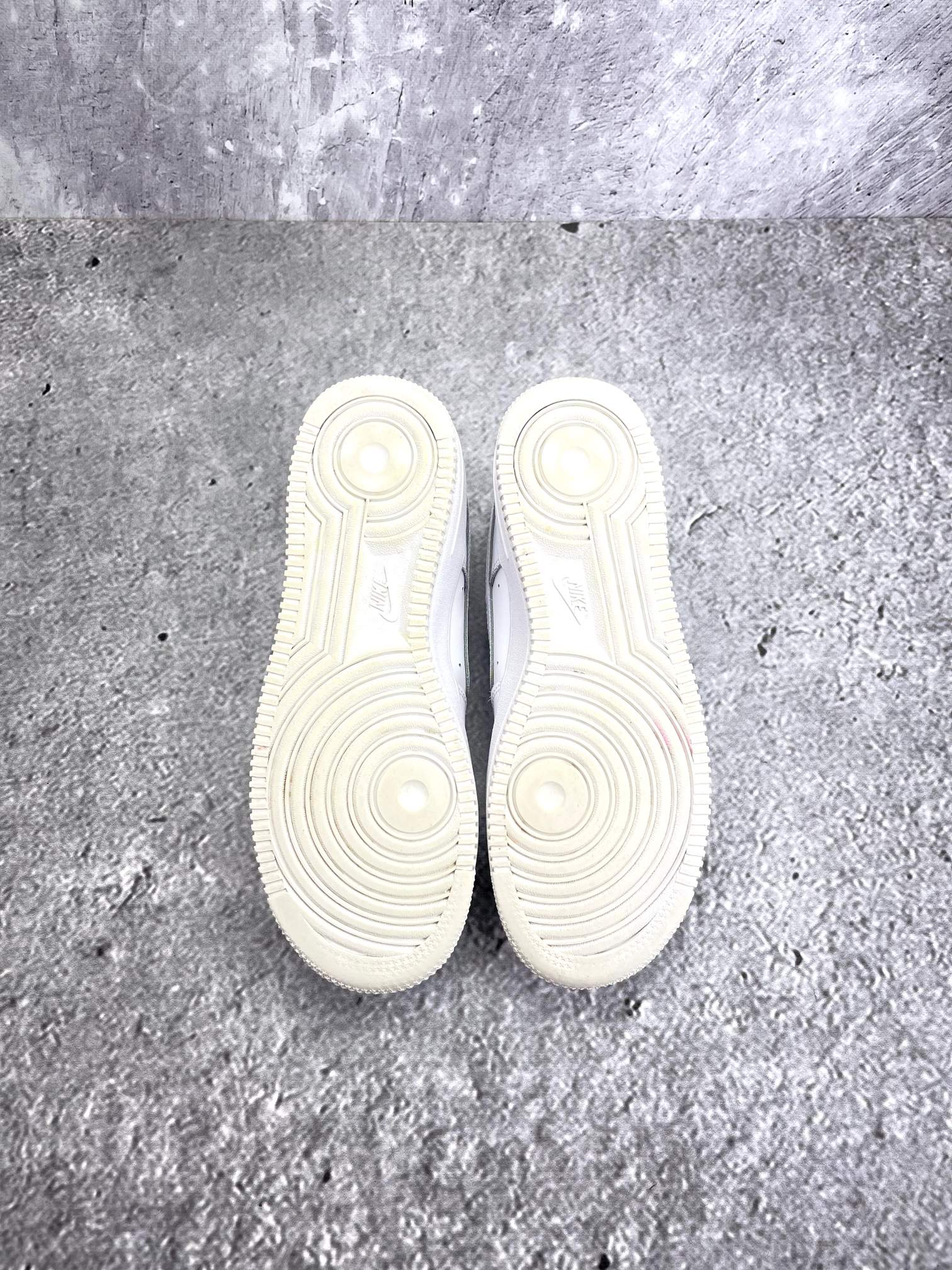 Nike Air Force 1 Low Triple White — buty sportowe damskie w bardzo dobrym stanie rozmiar 39, podeszwa