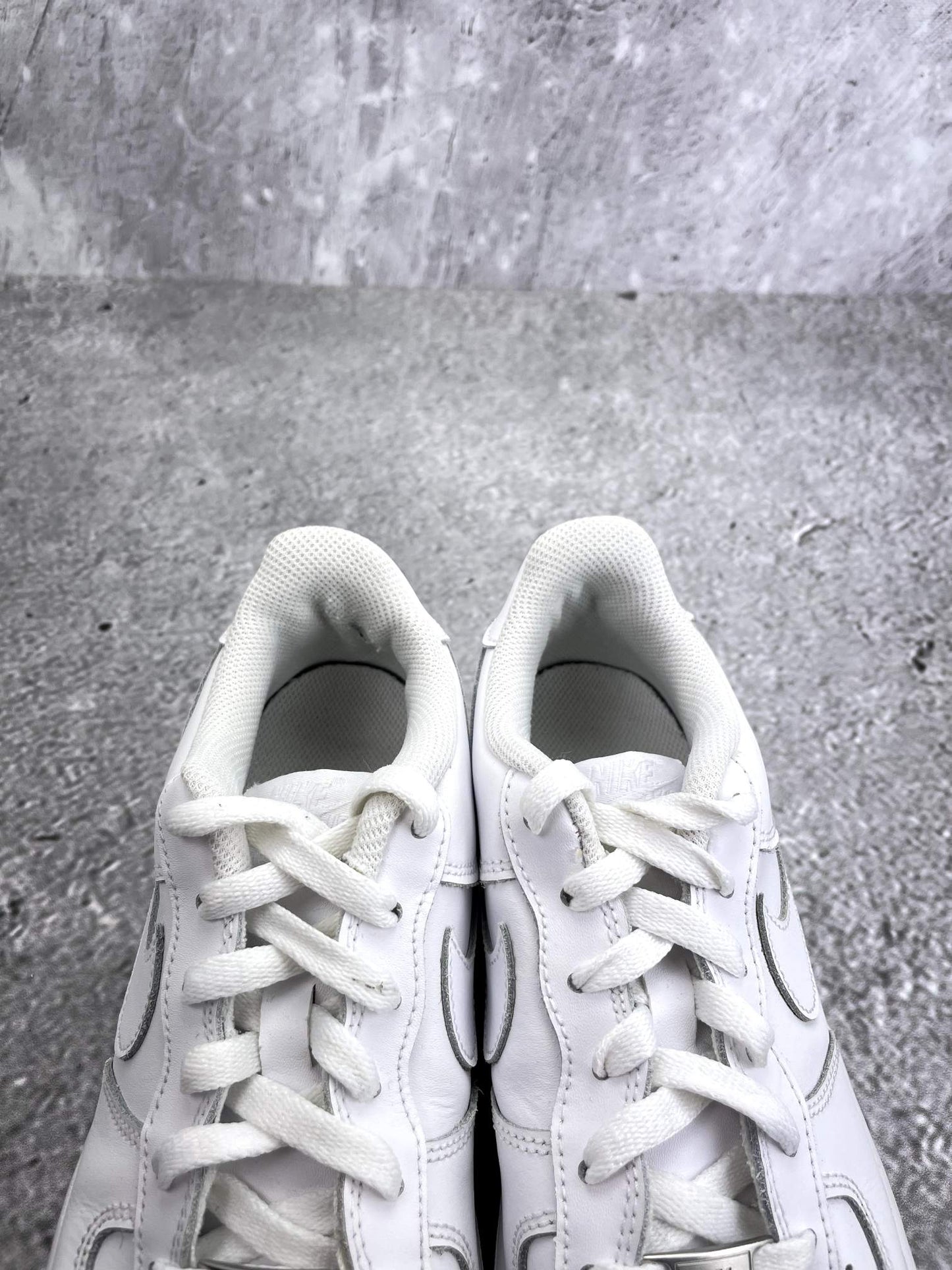 Nike Air Force 1 Low Triple White — buty sportowe damskie w bardzo dobrym stanie rozmiar 39, zapiętki butów