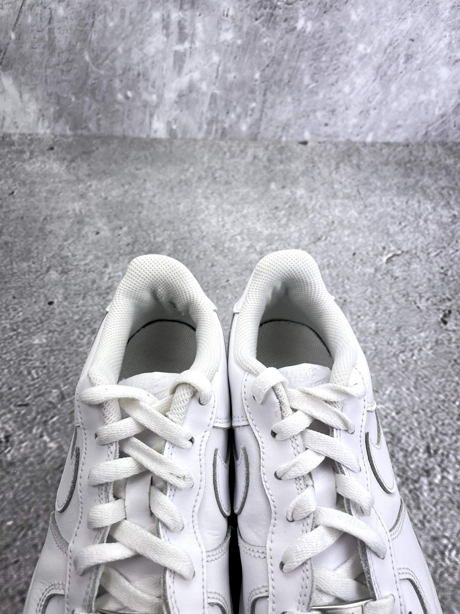 Nike Air Force 1 Low Triple White — buty sportowe damskie w bardzo dobrym stanie rozmiar 39, zapiętki butów