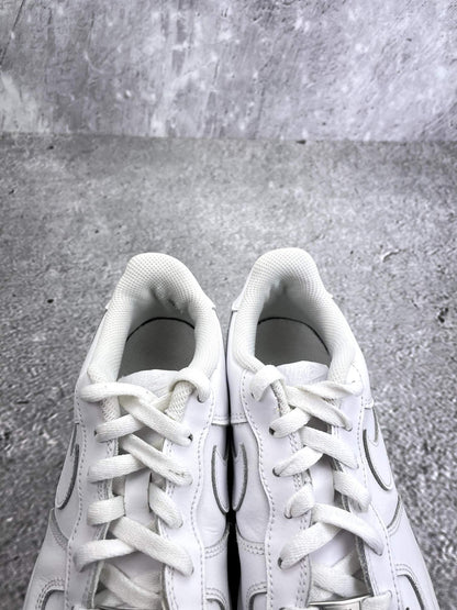 Nike Air Force 1 Low Triple White — buty sportowe damskie w bardzo dobrym stanie rozmiar 39, zapiętki butów