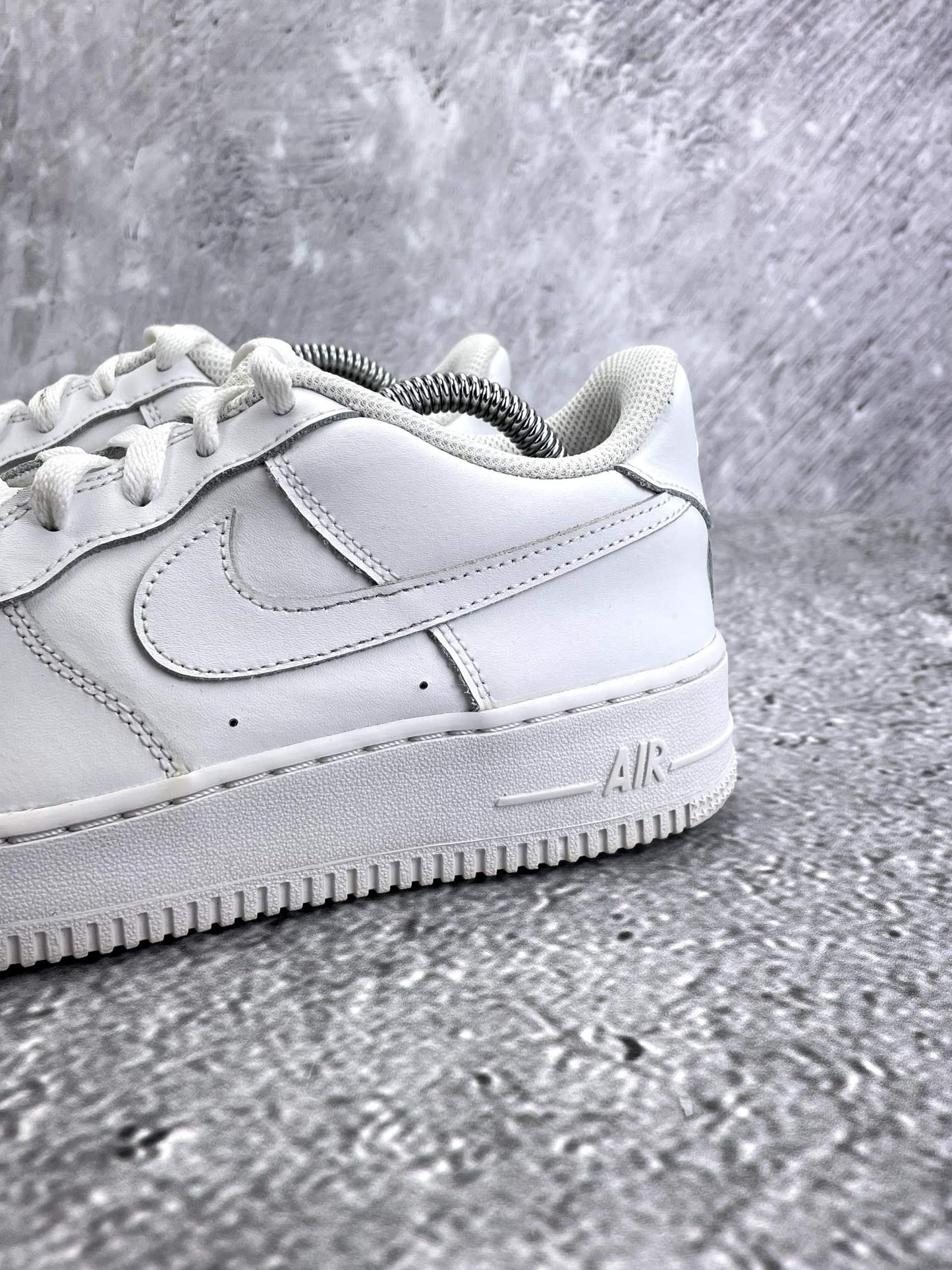 Nike Air Force 1 Low Triple White — buty sportowe damskie w bardzo dobrym stanie rozmiar 39, opcjonalne zdjęcie 1