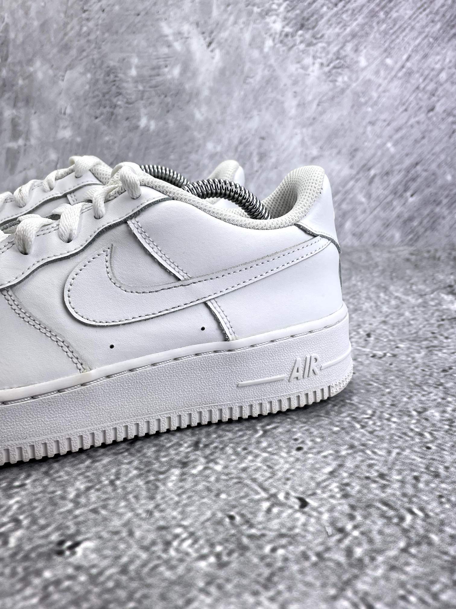 Nike Air Force 1 Low Triple White — buty sportowe damskie w bardzo dobrym stanie rozmiar 39, opcjonalne zdjęcie 1