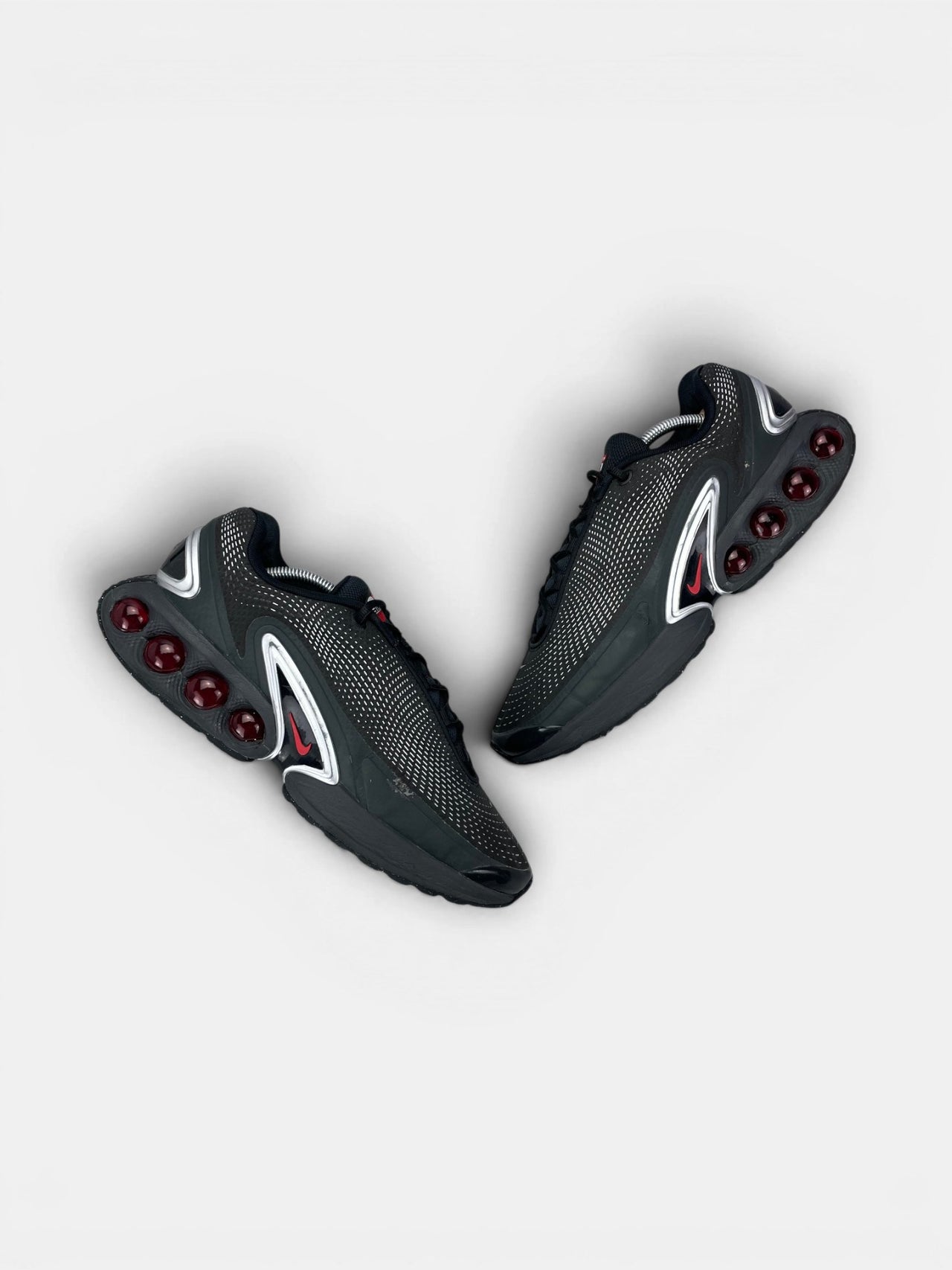 Nike Air Max Dn — buty sportowe męskie w bardzo dobrym stanie rozmiar 45, widok z góry na zewnętrzną stronę butów