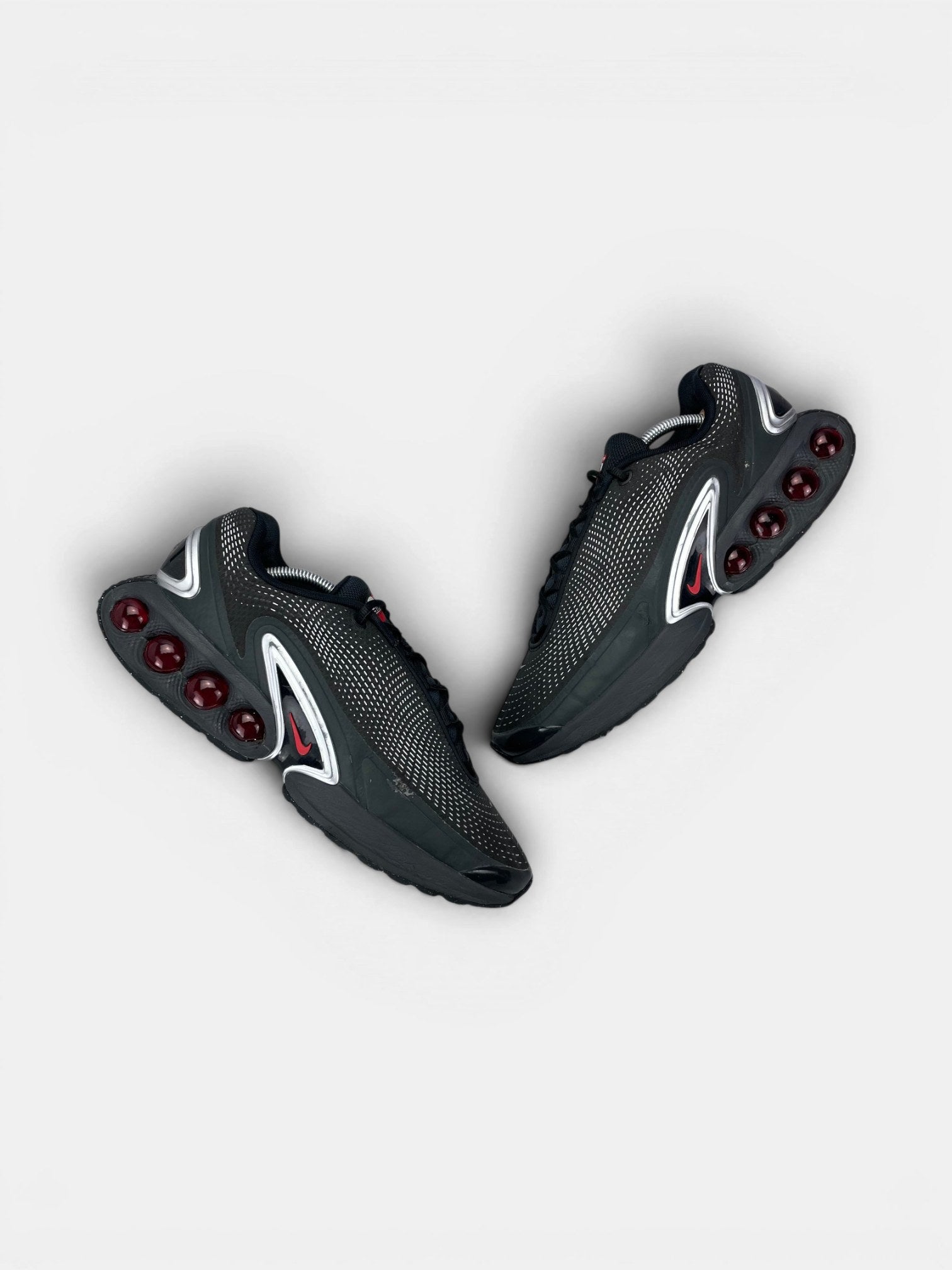 Nike Air Max Dn — buty sportowe męskie w bardzo dobrym stanie rozmiar 45, widok z góry na zewnętrzną stronę butów
