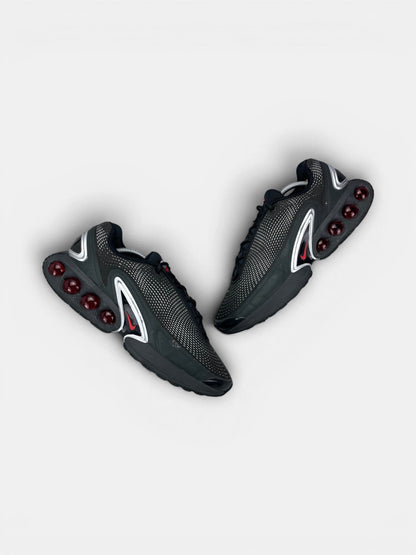 Nike Air Max Dn — buty sportowe męskie w bardzo dobrym stanie rozmiar 45, widok z góry na zewnętrzną stronę butów
