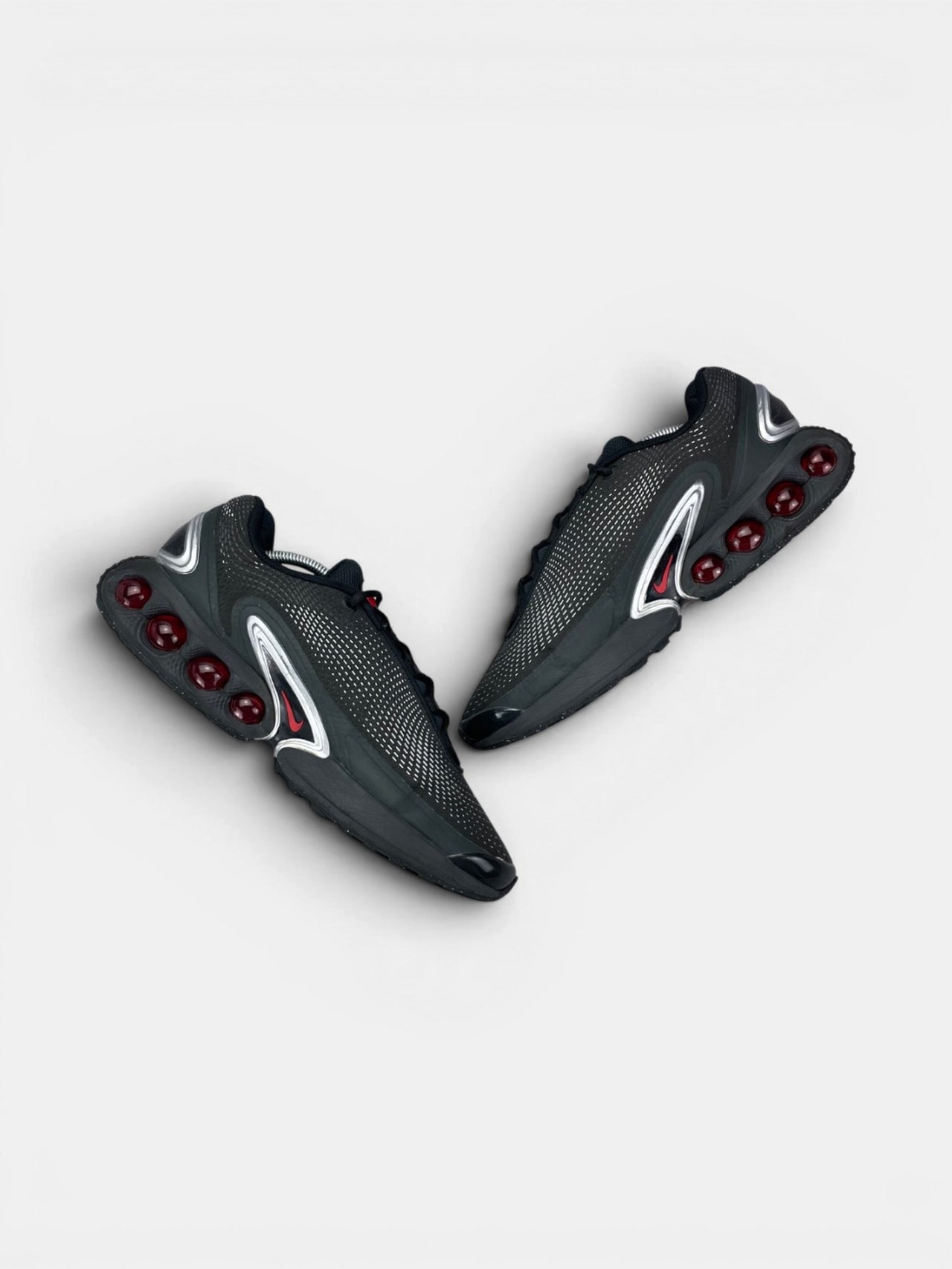 Nike Air Max Dn — buty sportowe męskie w bardzo dobrym stanie rozmiar 45, zewnętrzny panel prawego buta