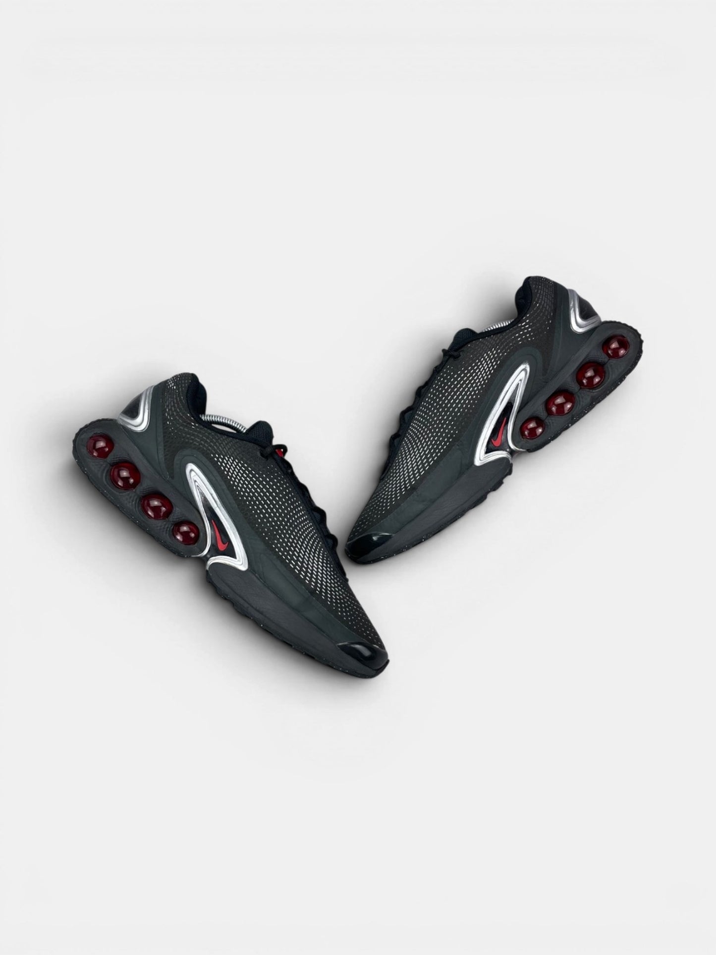 Nike Air Max Dn — buty sportowe męskie w bardzo dobrym stanie rozmiar 45, zewnętrzny panel prawego buta
