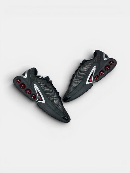 Nike Air Max Dn — buty sportowe męskie w bardzo dobrym stanie rozmiar 45, zewnętrzny panel prawego buta