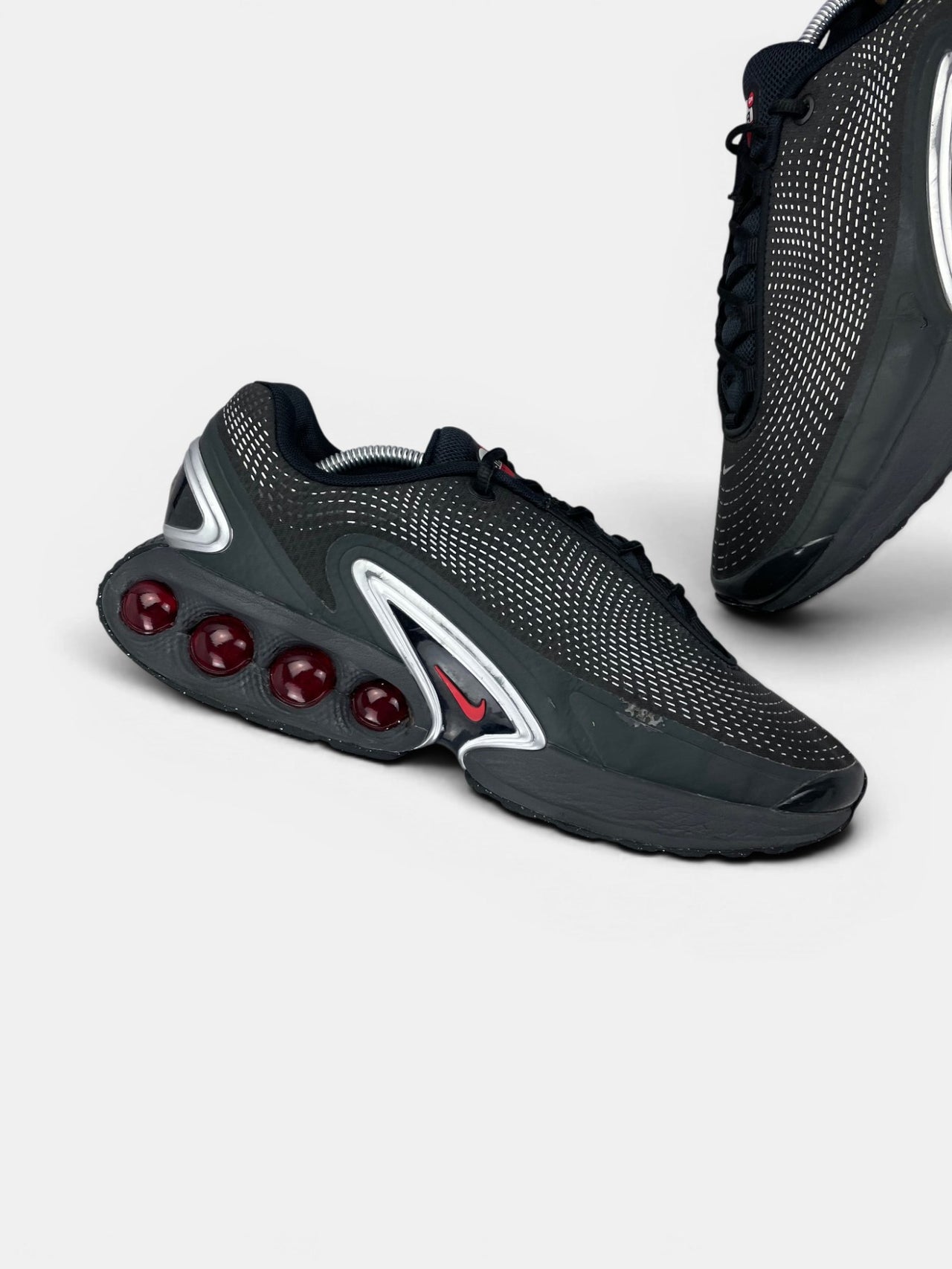 Nike Air Max Dn — buty sportowe męskie w bardzo dobrym stanie rozmiar 45, zewnętrzny panel lewego buta