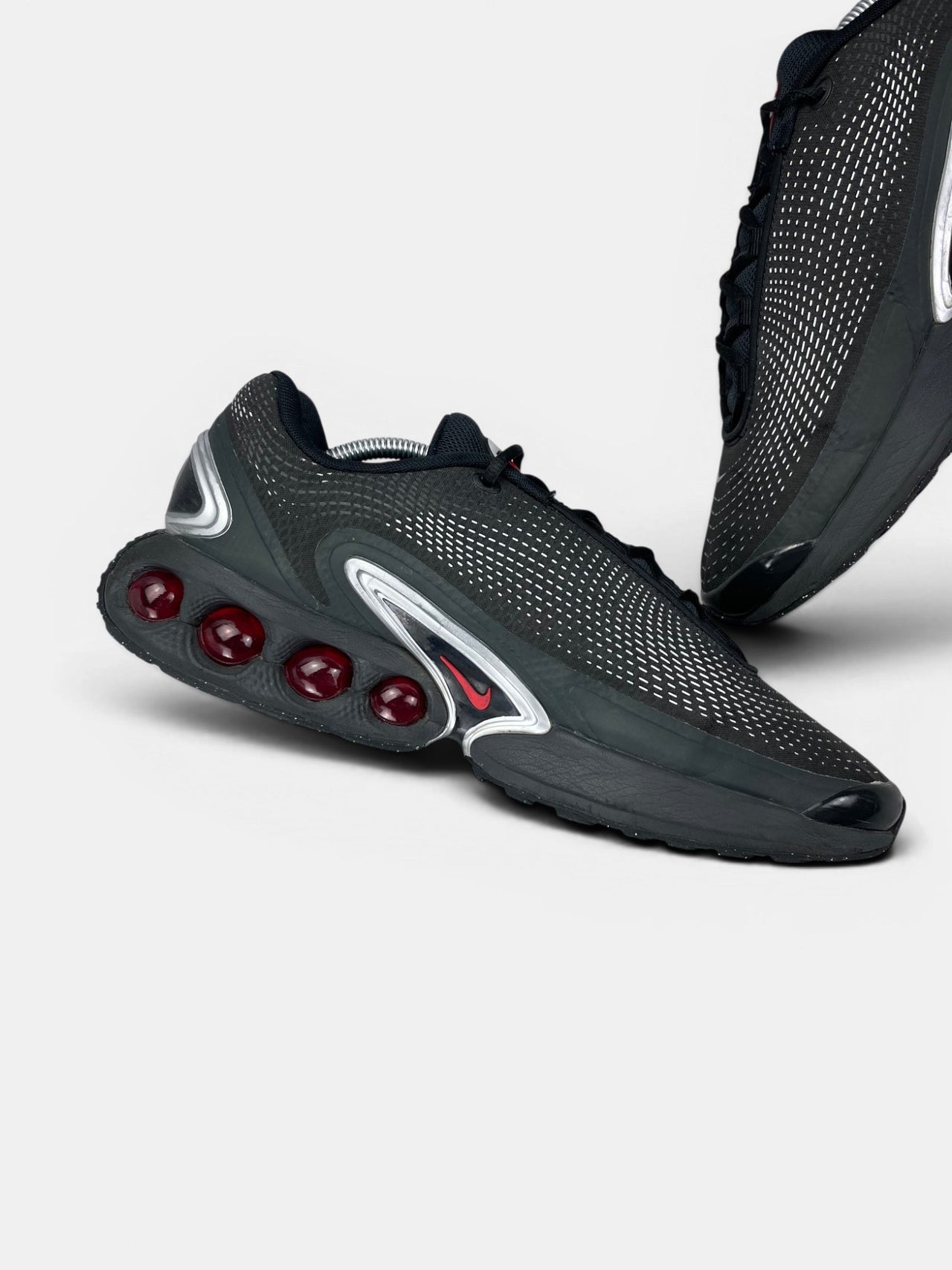 Nike Air Max Dn — buty sportowe męskie w bardzo dobrym stanie rozmiar 45, wewnętrzny panel lewego buta