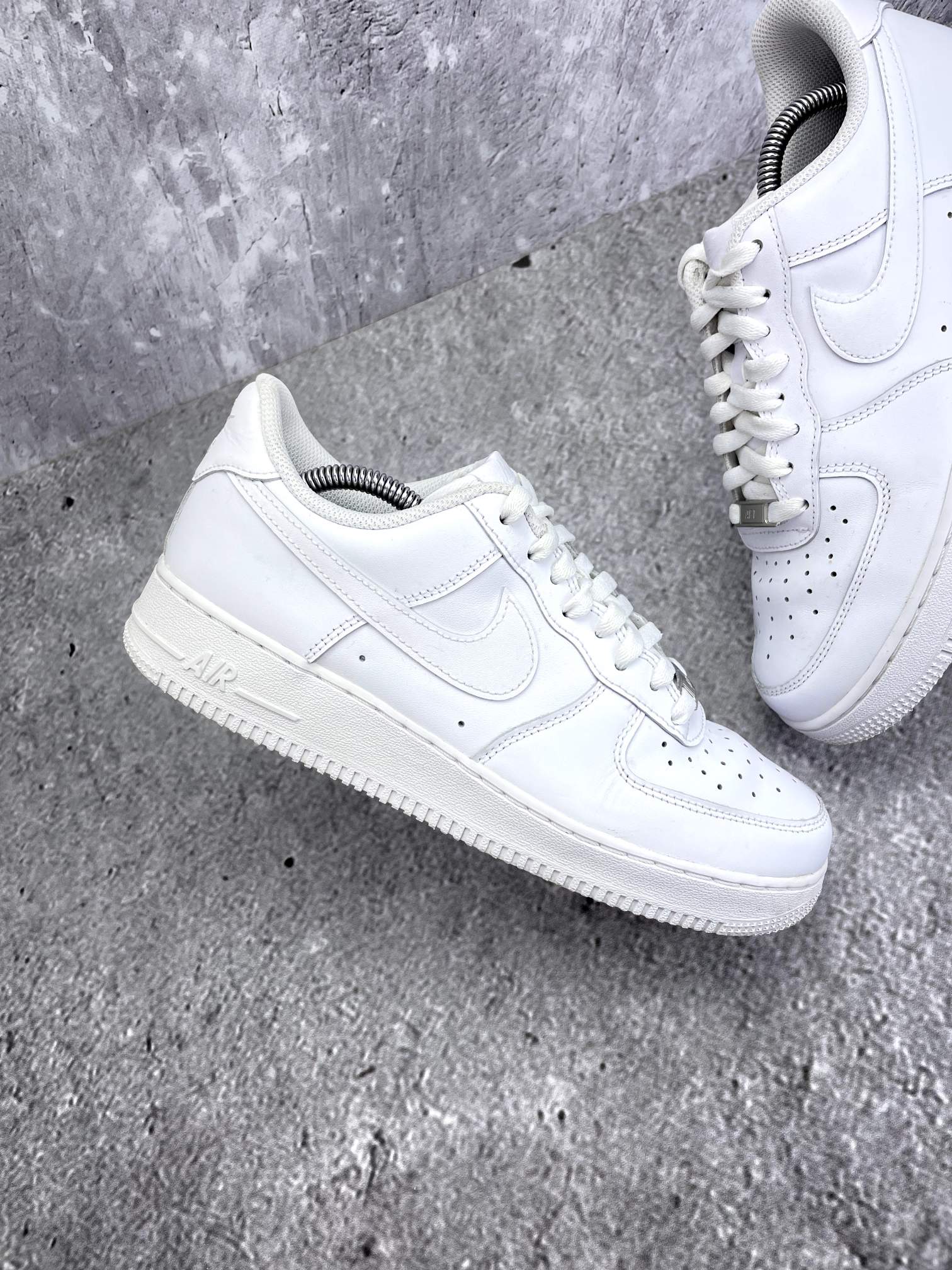 Nike Air Force 1 Low Triple White — buty sportowe męskie w bardzo dobrym stanie rozmiar 41, zewnętrzny panel prawego buta