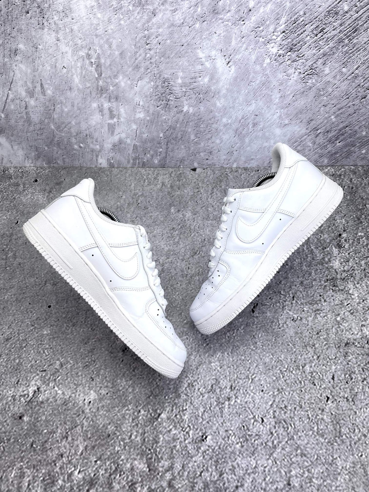 Nike Air Force 1 Low Triple White — buty sportowe męskie w bardzo dobrym stanie rozmiar 41, widok z góry na wewnętrzną stronę butów