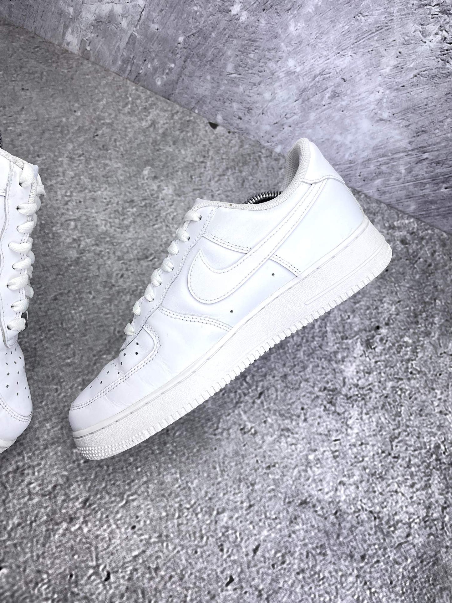Nike Air Force 1 Low Triple White — buty sportowe męskie w bardzo dobrym stanie rozmiar 41, wewnętrzny panel lewego buta