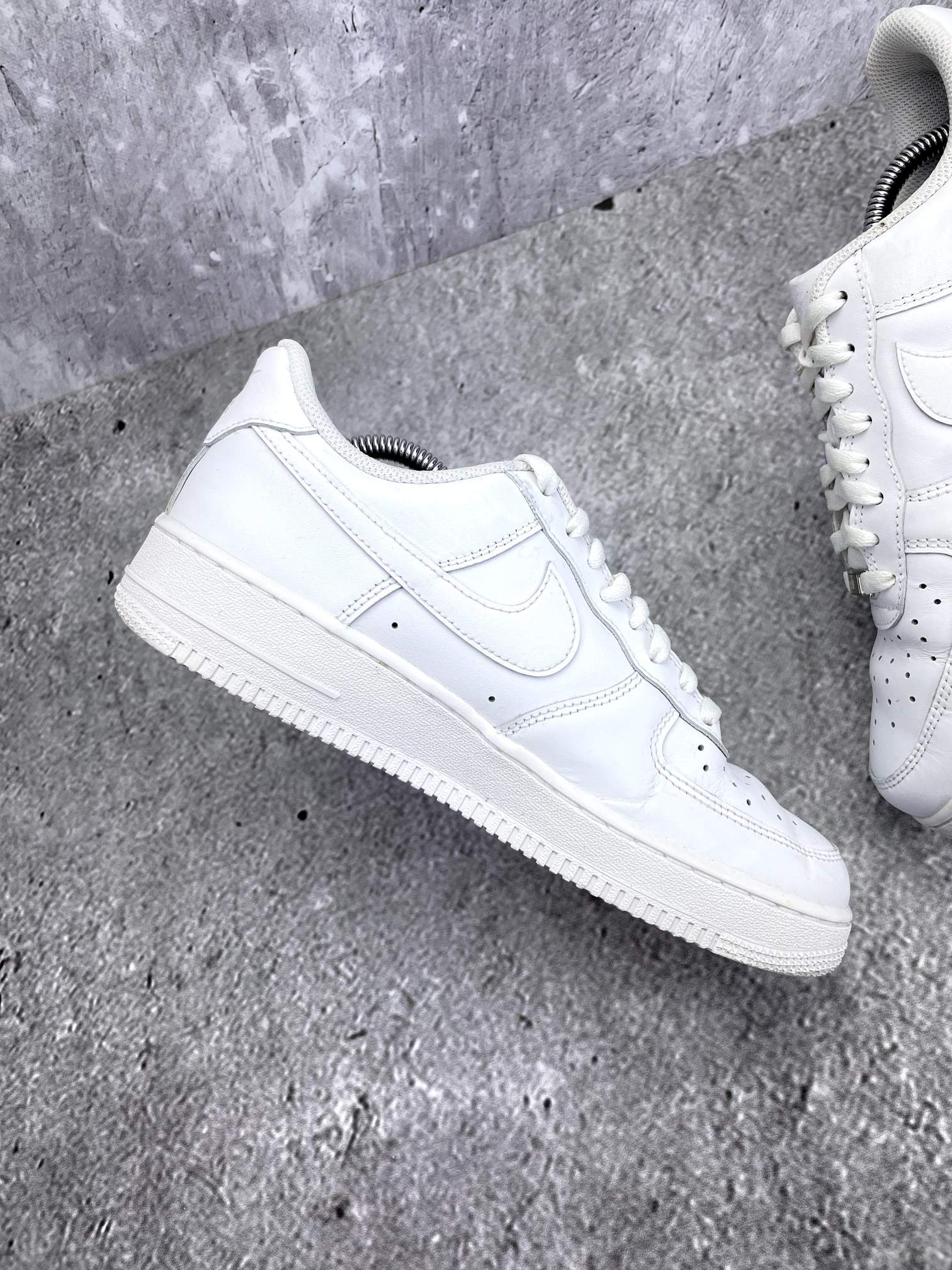 Nike Air Force 1 Low Triple White — buty sportowe męskie w bardzo dobrym stanie rozmiar 41, wewnętrzny panel prawego buta