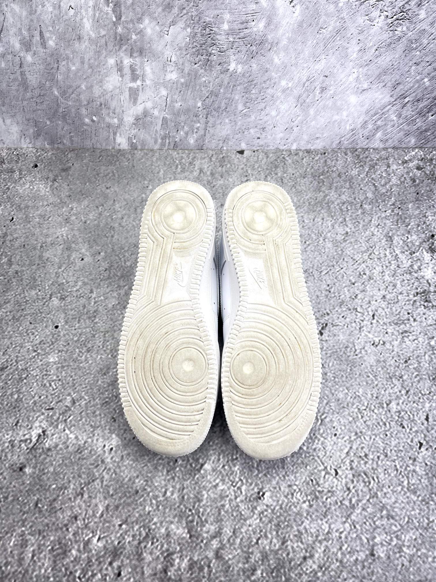 Nike Air Force 1 Low Triple White — buty sportowe męskie w bardzo dobrym stanie rozmiar 41, podeszwa