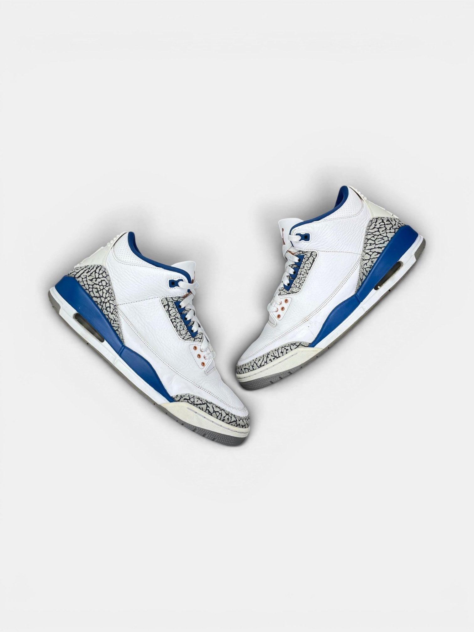 Nike Air Jordan 3 Wizards — buty sportowe męskie w bardzo dobrym stanie rozmiar 46, widok z góry na zewnętrzną stronę butów