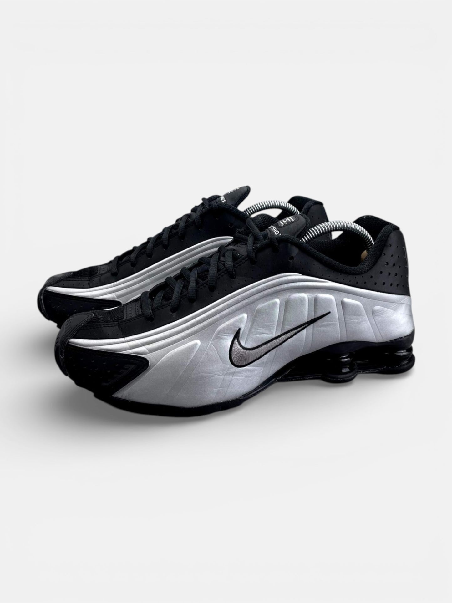 Nike Shox R4 Black Silver - buty sportowe, widok z boku