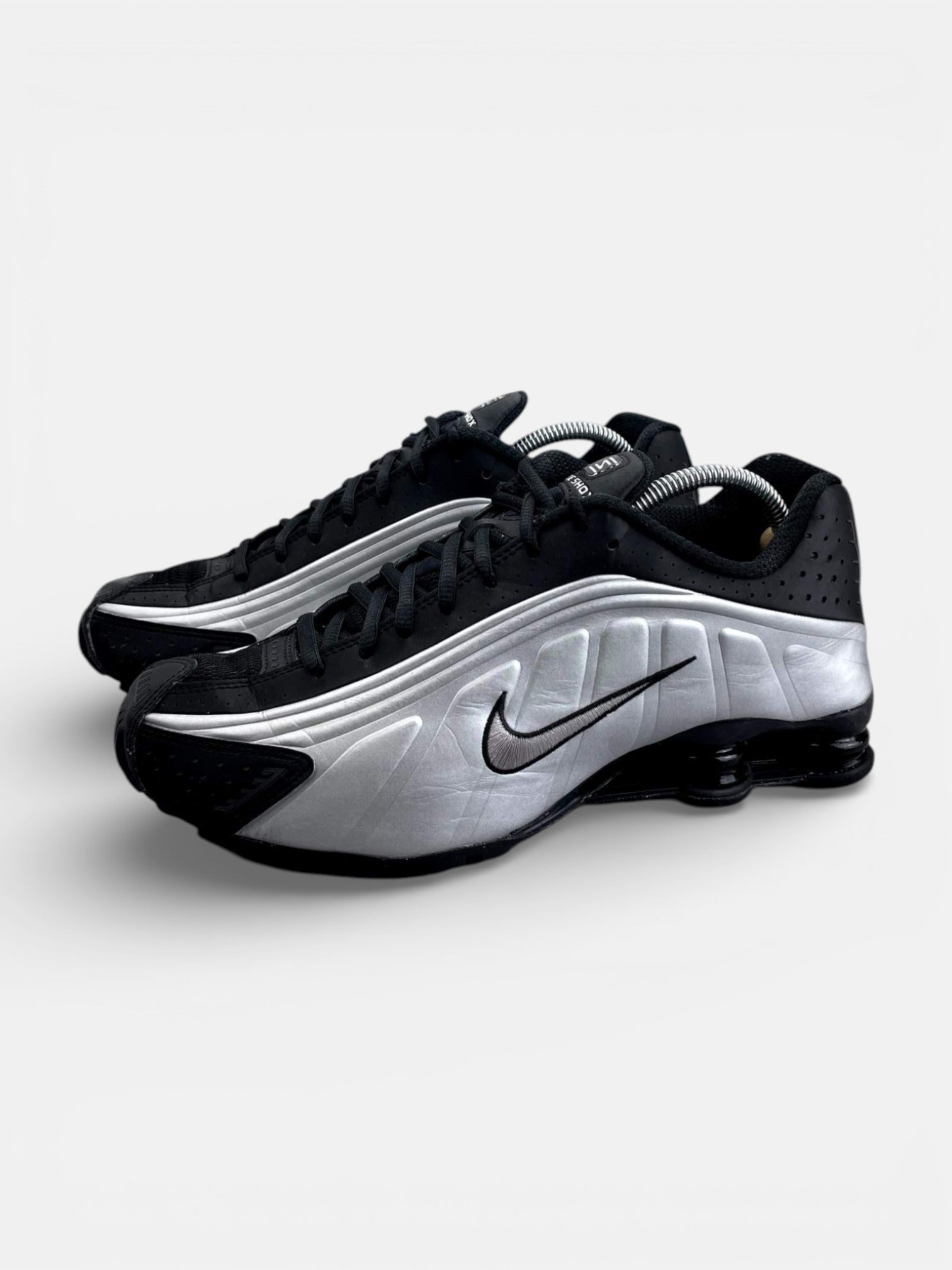 Nike Shox R4 Black Silver - buty sportowe, widok z boku