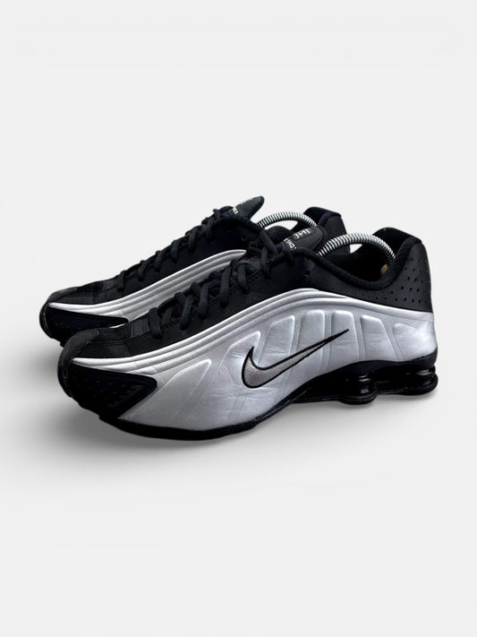Nike Shox R4 Black Silver - buty sportowe, widok z boku