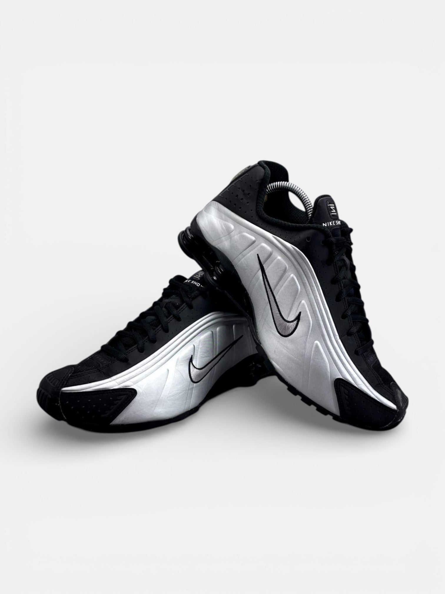 Nike Shox R4 Black Silver - buty sportowe, boczny profil