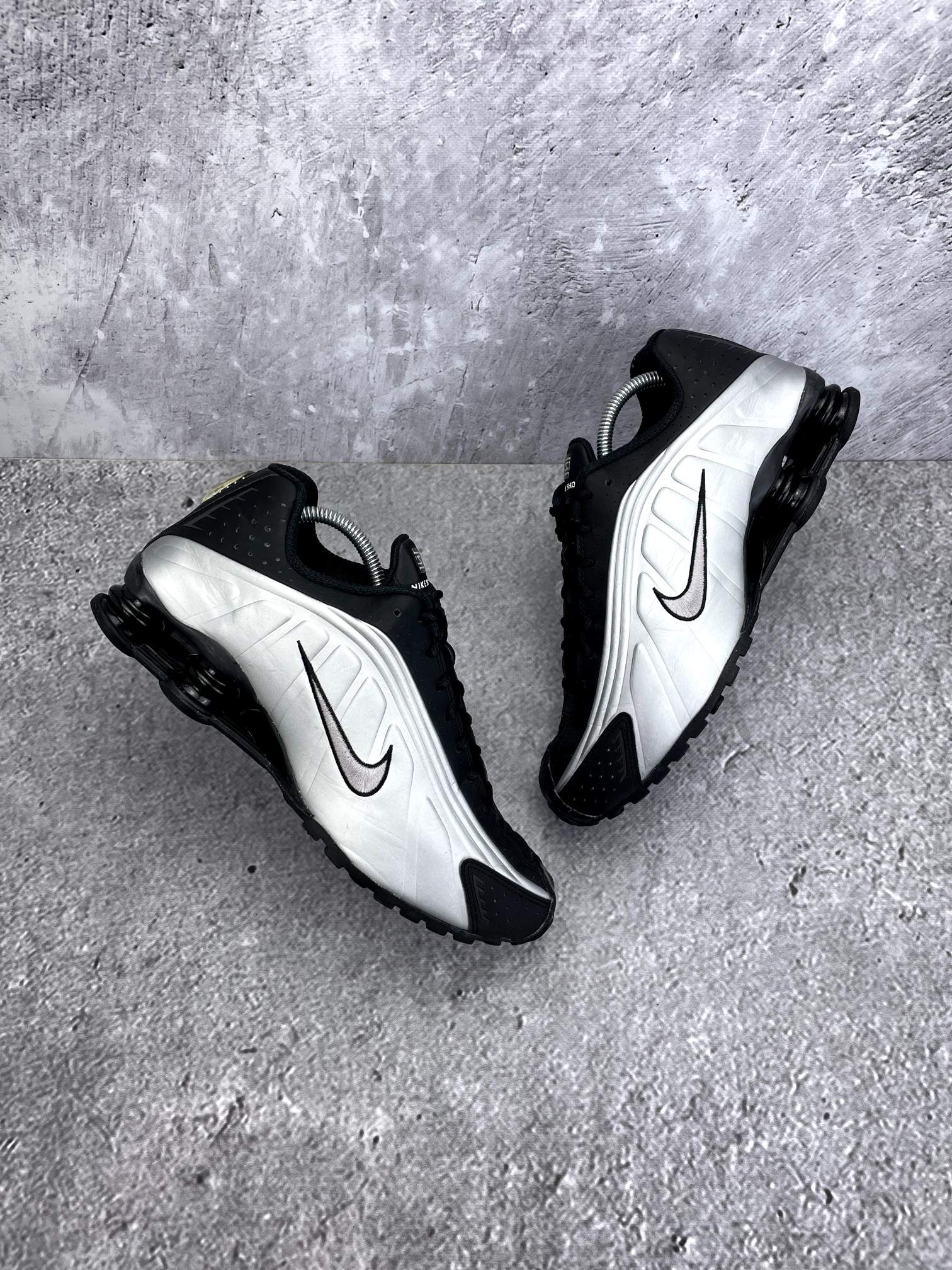 Nike Shox R4 Black Silver - buty sportowe, widok z góry na zewnętrzną stronę butów
