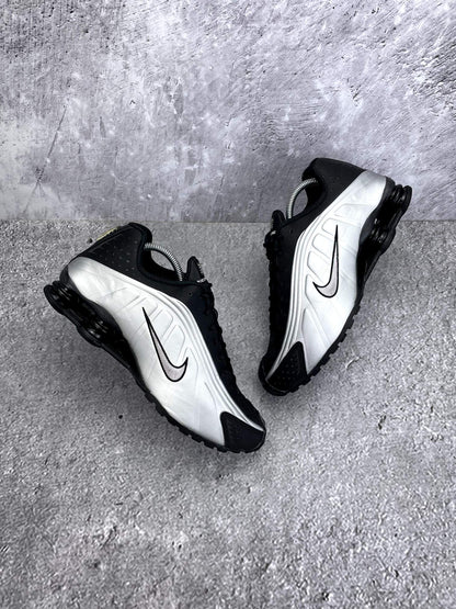 Nike Shox R4 Black Silver - buty sportowe, widok z góry na zewnętrzną stronę butów