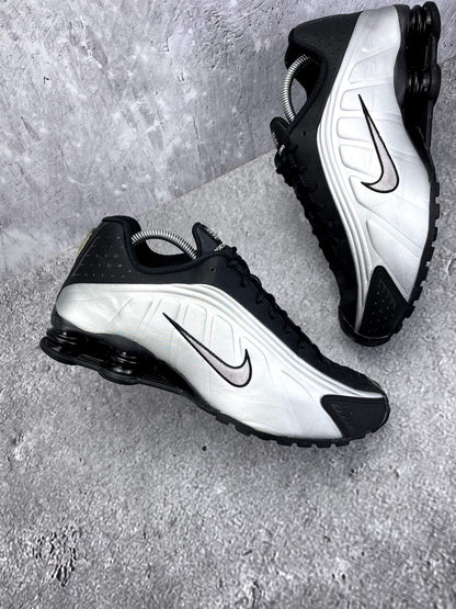 Nike Shox R4 Black Silver - buty sportowe, zewnętrzny panel prawego buta