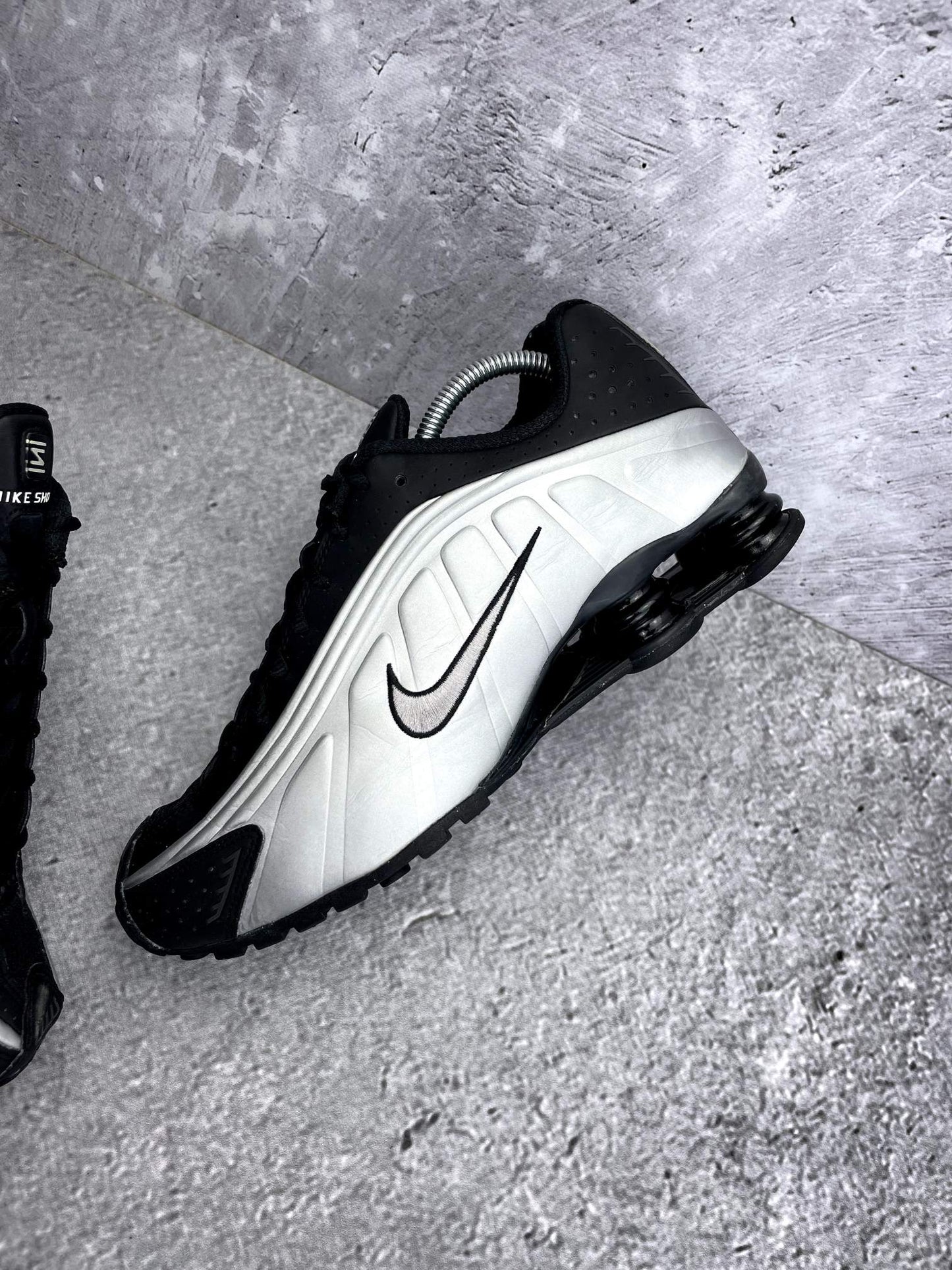 Nike Shox R4 Black Silver - buty sportowe, zewnętrzny panel lewego buta
