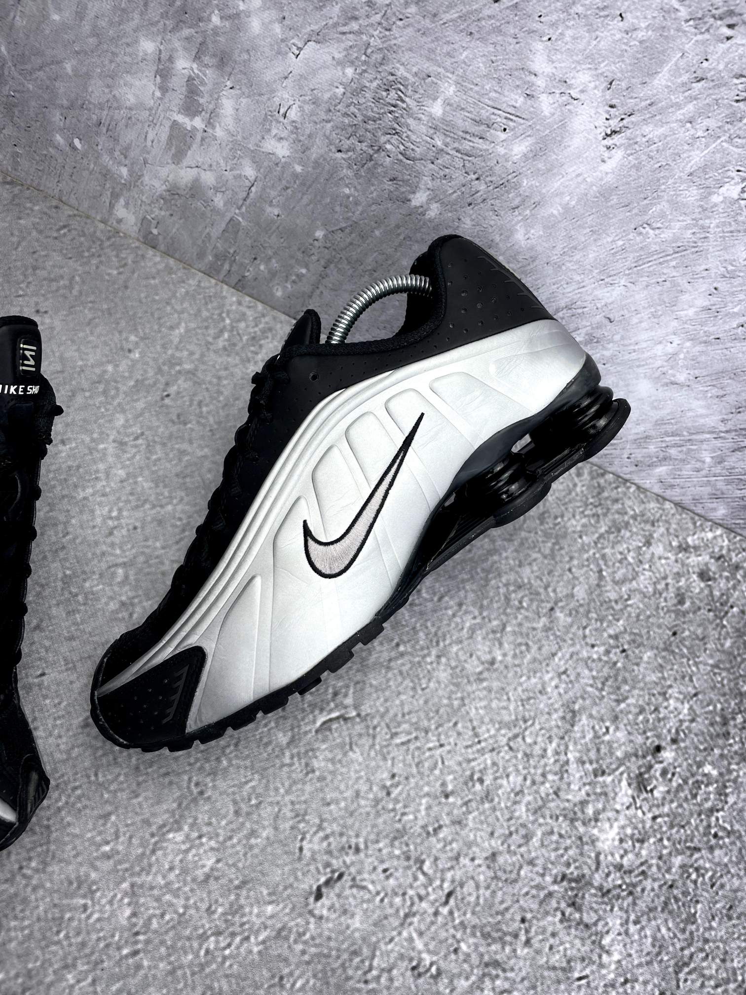 Nike Shox R4 Black Silver - buty sportowe, zewnętrzny panel lewego buta