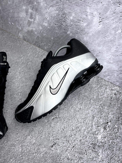 Nike Shox R4 Black Silver - buty sportowe, zewnętrzny panel lewego buta