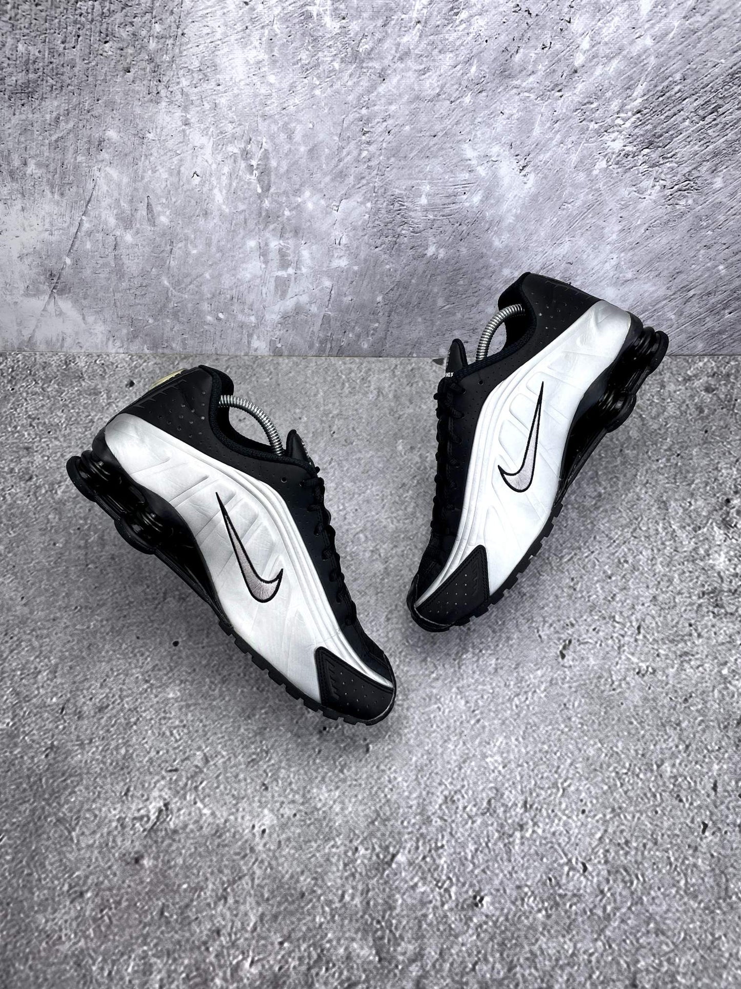 Nike Shox R4 Black Silver - buty sportowe, widok z góry na wewnętrzną stronę butów