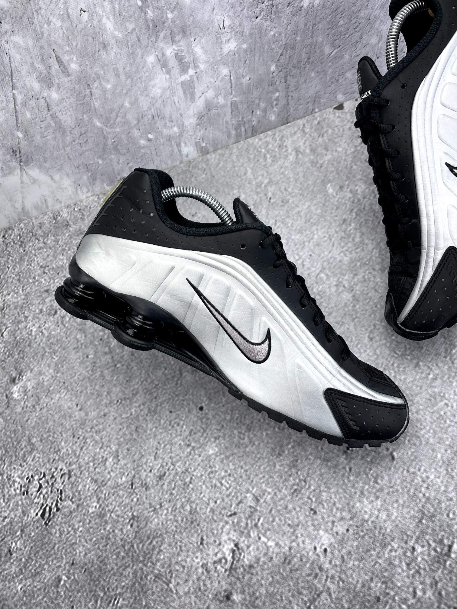 Nike Shox R4 Black Silver - buty sportowe, wewnętrzny panel lewego buta