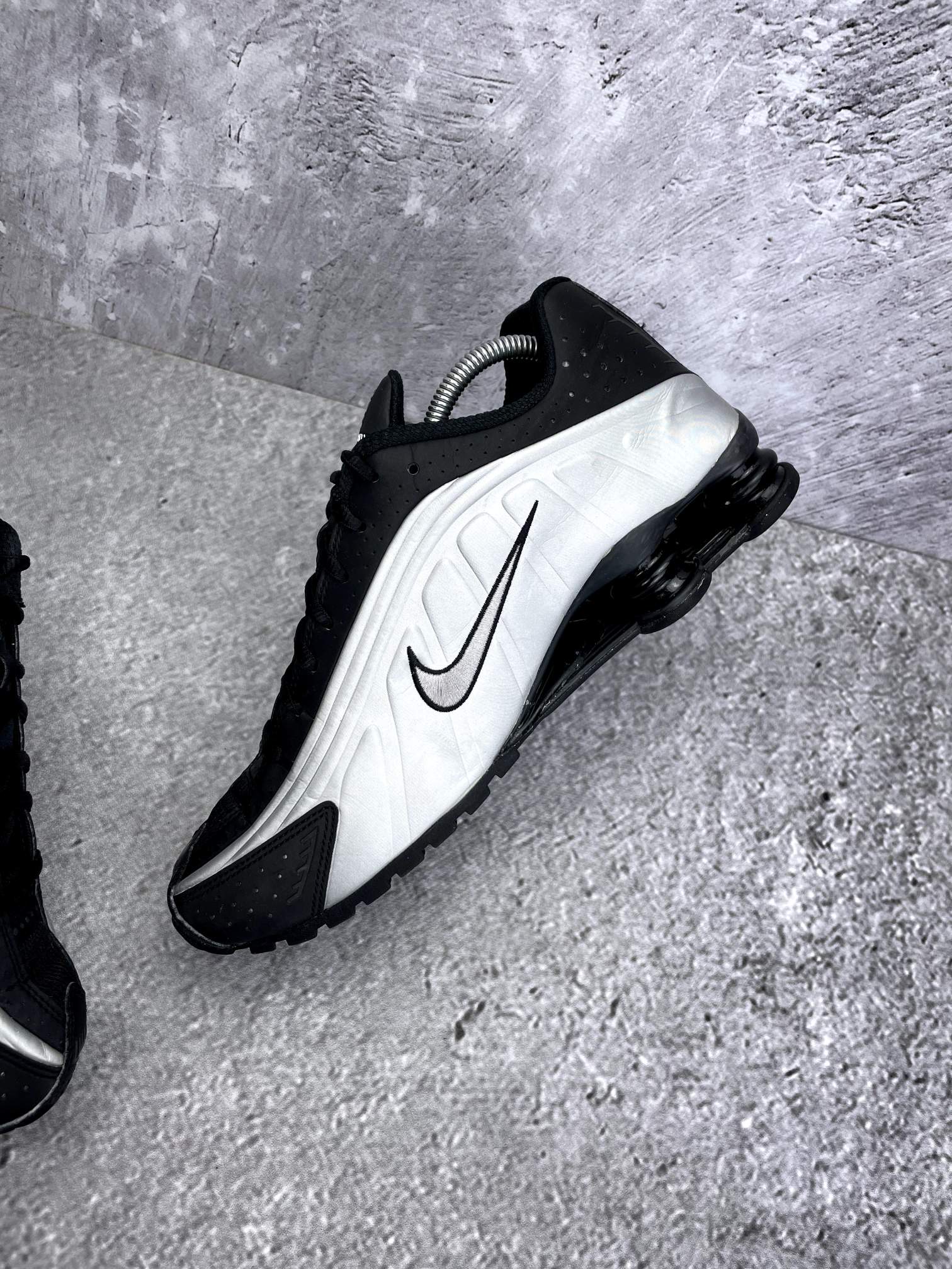 Nike Shox R4 Black Silver - buty sportowe, wewnętrzny panel prawego buta
