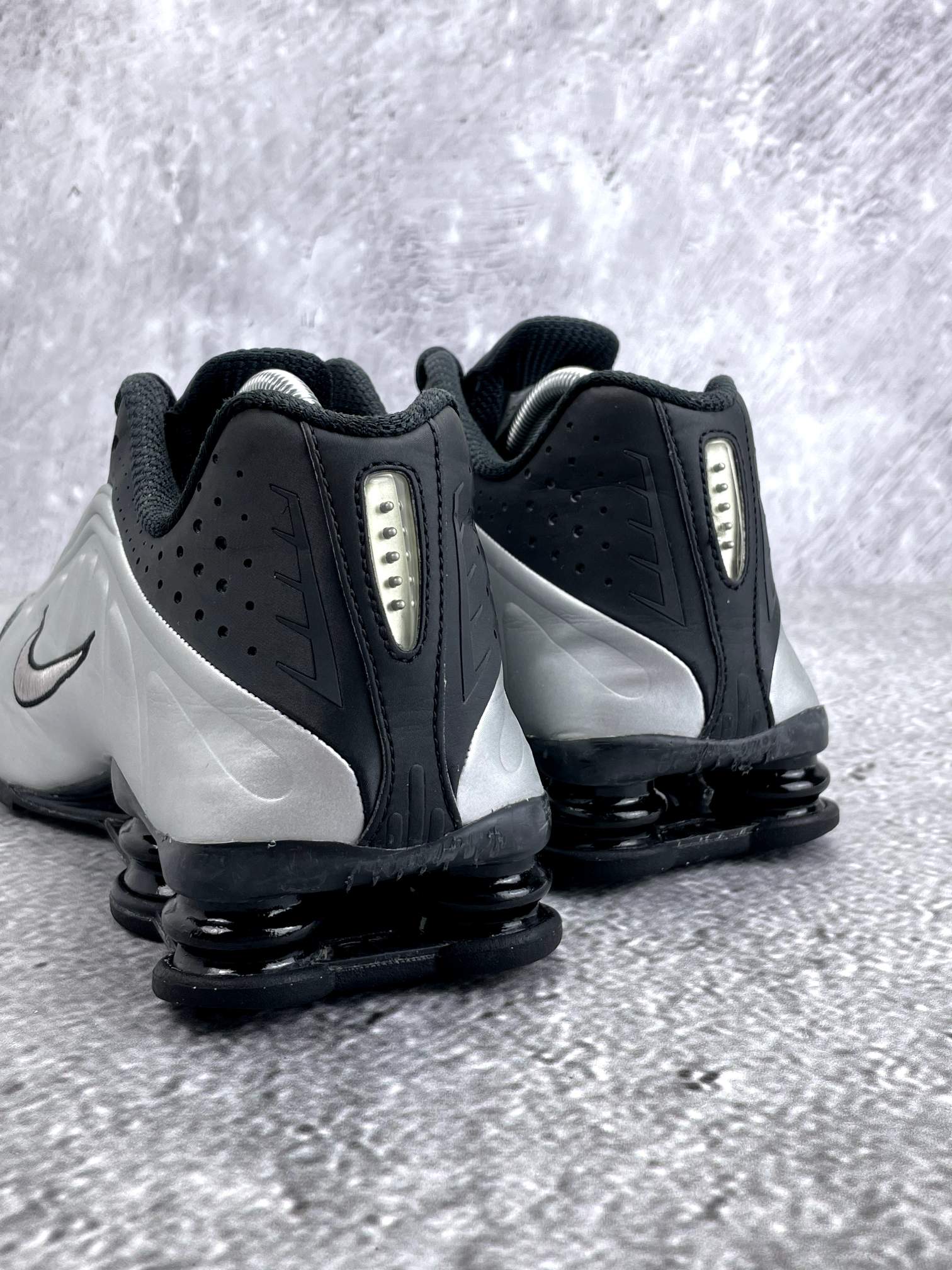 Nike Shox R4 Black Silver - buty sportowe, widok z tyłu