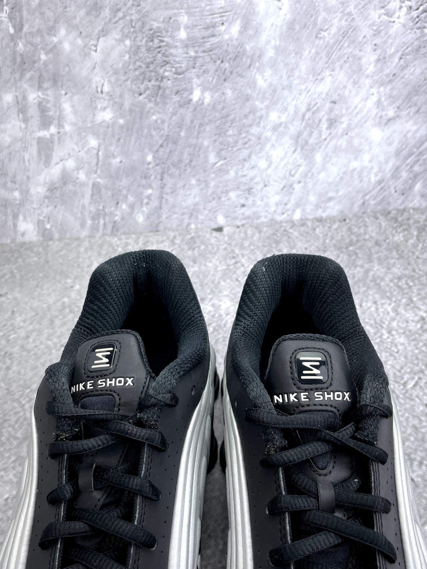 Nike Shox R4 Black Silver - buty sportowe, zapiętki butów