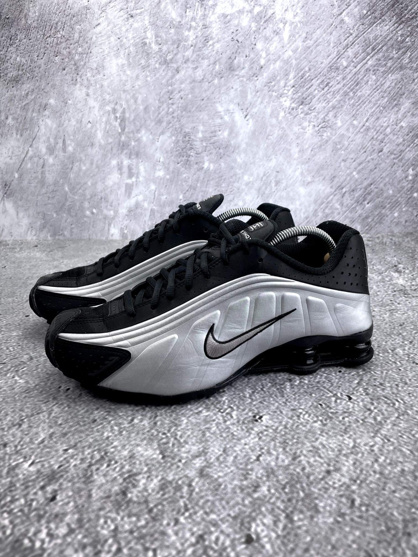 Nike Shox R4 Black Silver - buty sportowe, widok z boku na tle studyjnym