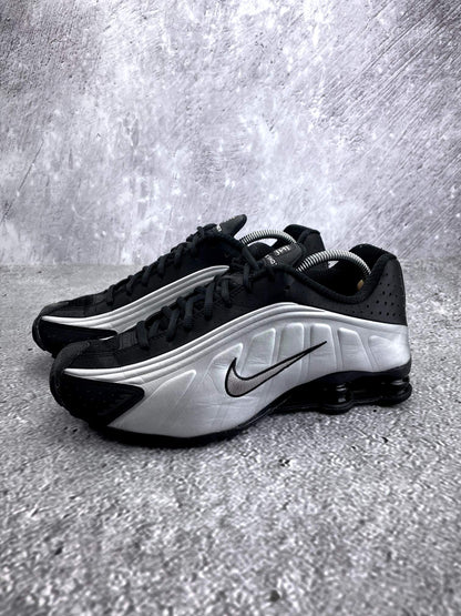 Nike Shox R4 Black Silver - buty sportowe, widok z boku na tle studyjnym