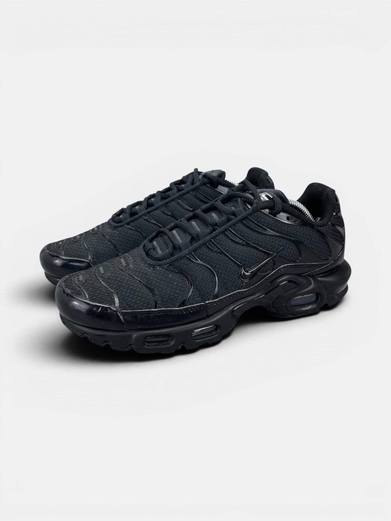 Nike Air Max Plus Triple Black — buty sportowe męskie w bardzo dobrym stanie rozmiar 41, widok z boku