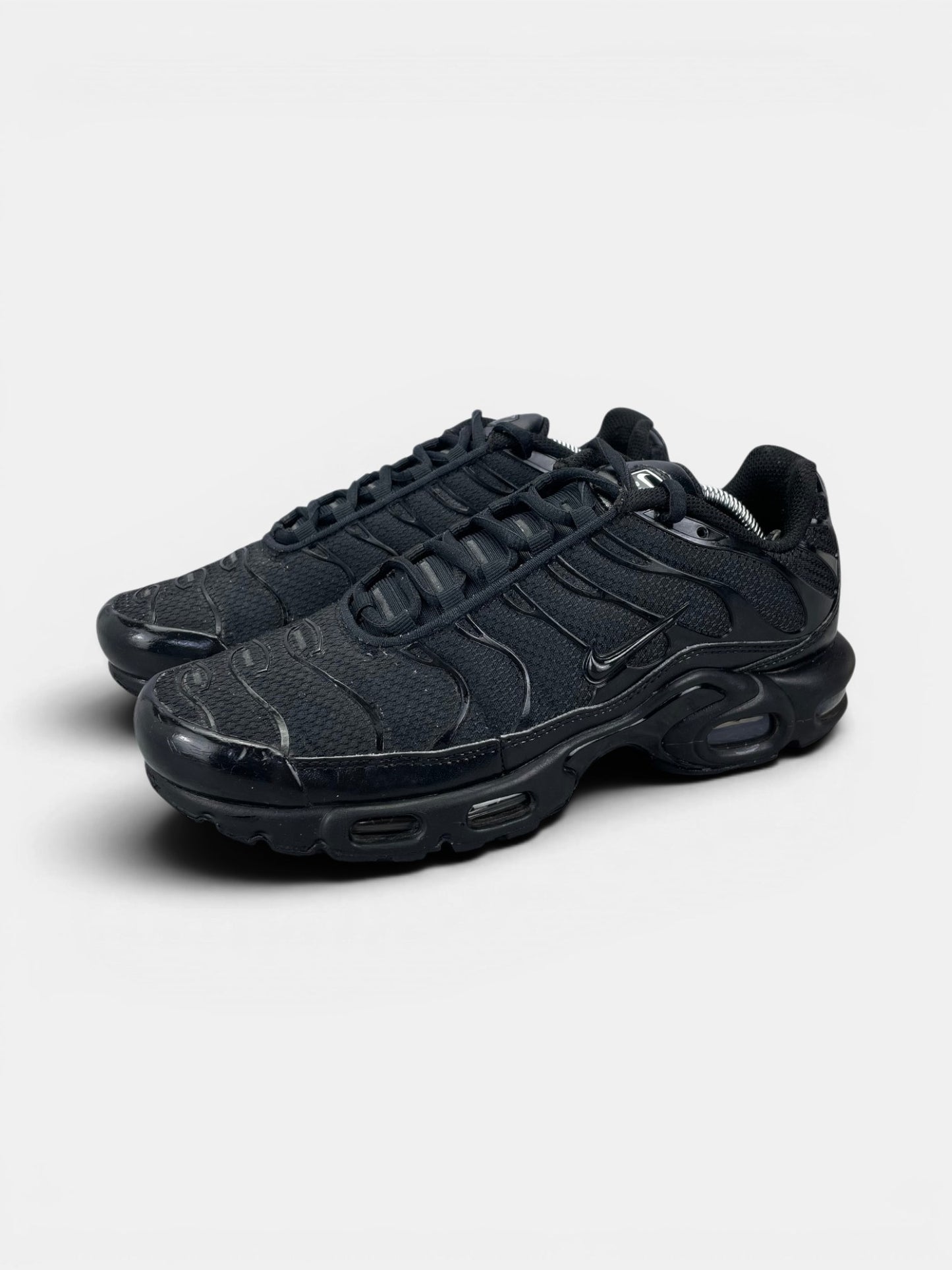 Nike Air Max Plus Triple Black — buty sportowe męskie w bardzo dobrym stanie rozmiar 41, widok z boku