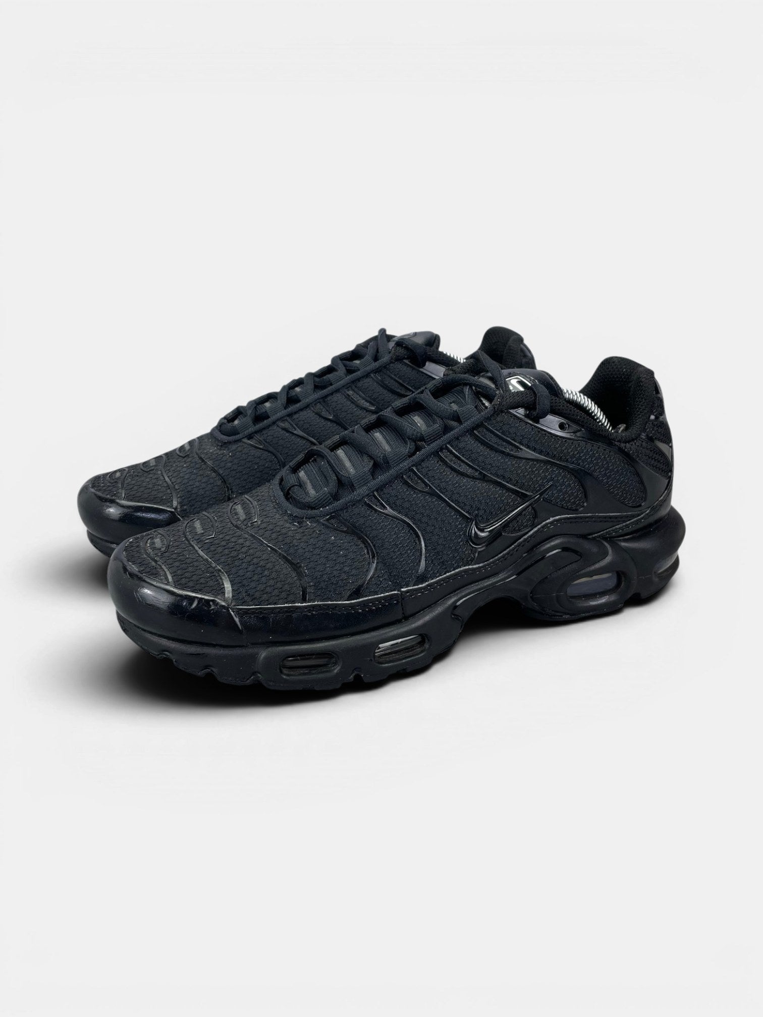 Nike Air Max Plus Triple Black — buty sportowe męskie w bardzo dobrym stanie rozmiar 41, widok z boku