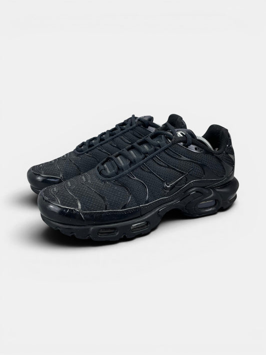 Nike Air Max Plus Triple Black — buty sportowe męskie w bardzo dobrym stanie rozmiar 41, widok z boku